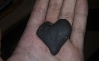 камен у облику срца као талисман среће